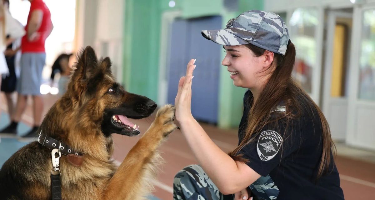 Кинолог и овчарка Заря пожелали жителям Дона хороших выходных