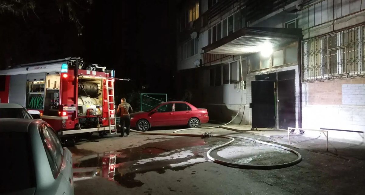Соседи почувствовали дым в многоэтажке Волгодонска, при пожаре погиб 75-летний мужчина