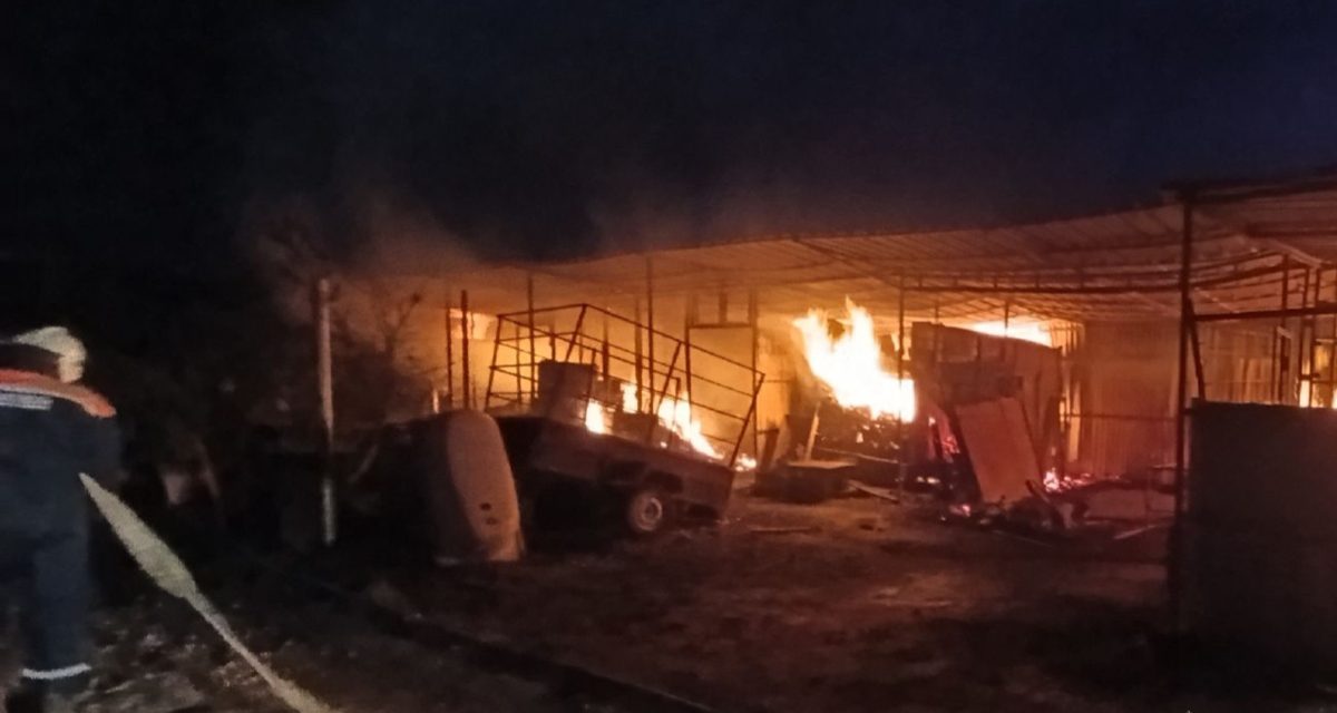 Мужчина получил серьезные ожоги, пытаясь потушить пожар из-за сварки вольера для собаки