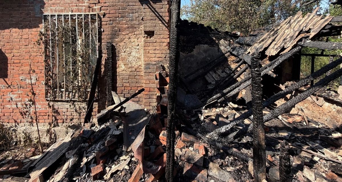 Два брата увидели пожар в бараке в Шахтах и вывели пожилую женщину из квартиры