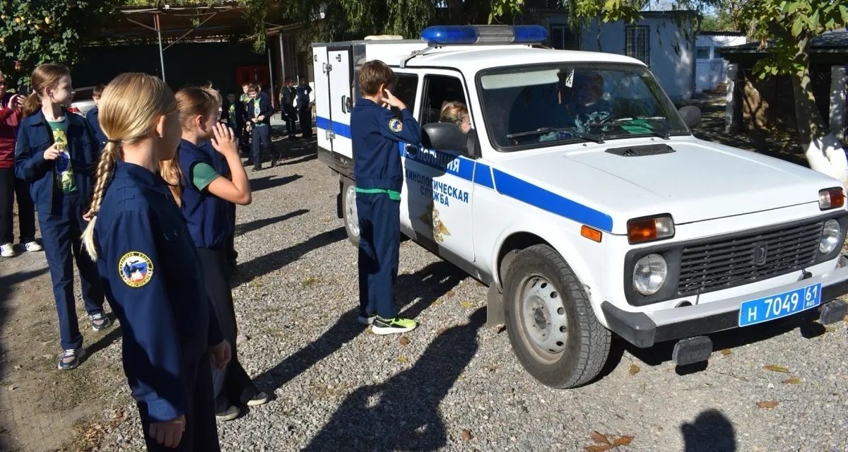 Таганрогские школьники прокатились на служебной машине и познакомились с полицейскими собаками